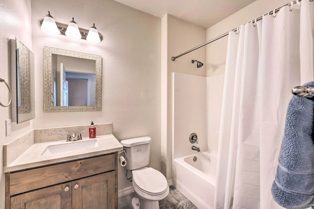 Pet-friendly Retreat - 1 Block to Colorado River!