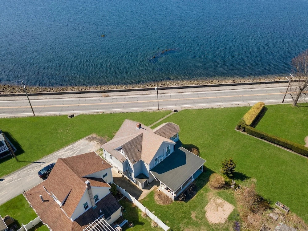 Spacious Coastal Tiverton Waterfront Getaway 3 Bedroom Cottage By Redawning