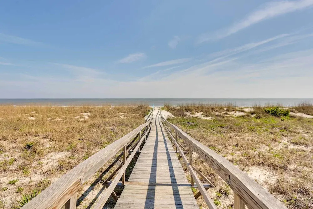 Poolside Fun & Ocean Strolls: Harbor Island Haven!