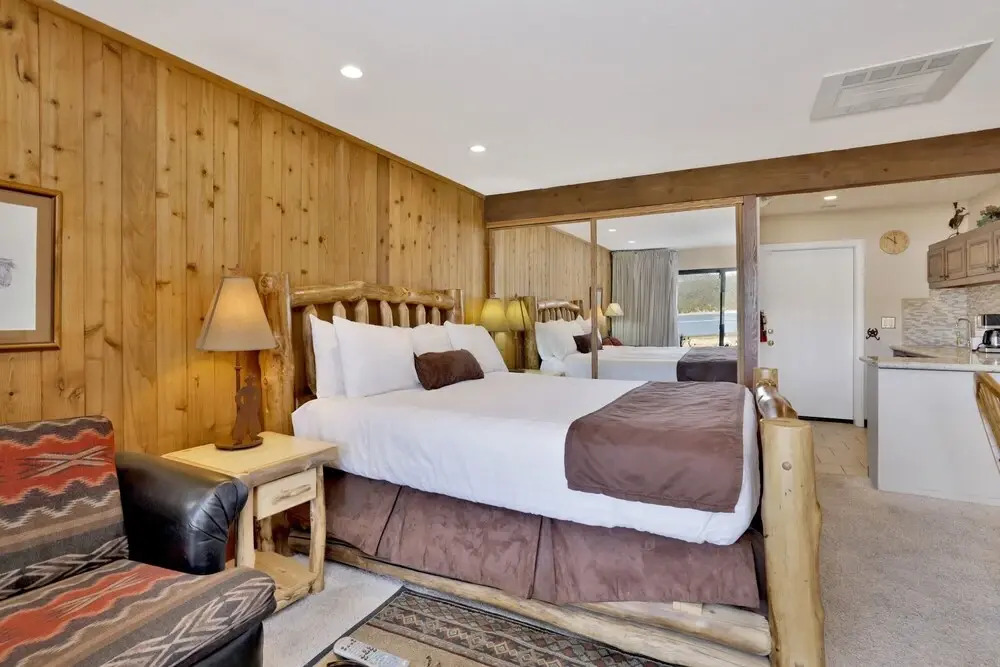 2250-forest Shores Lake View Condo Combo 3 Bedroom Home by RedAwning