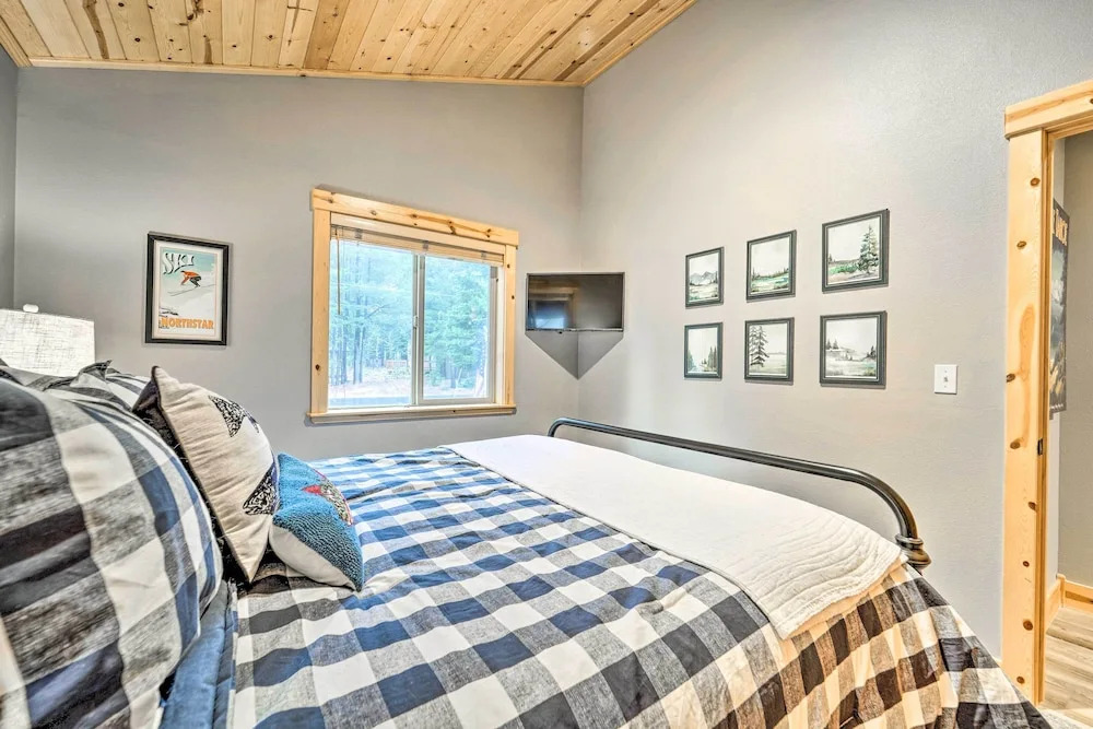 Bikes, Grill & Views: Luxe Truckee Cabin!