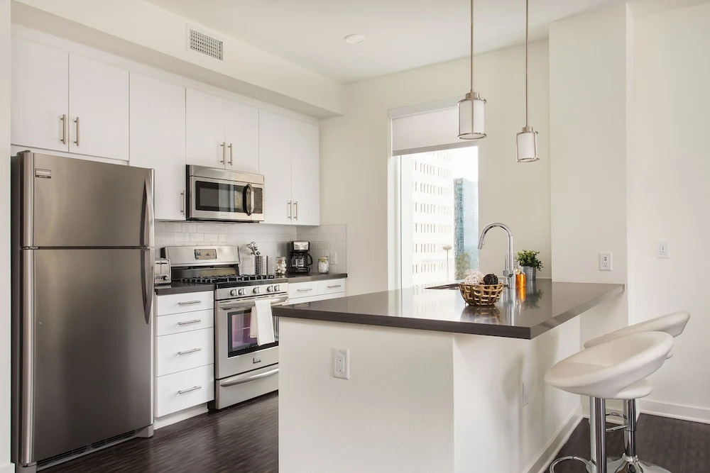 Luxurious 2BD & Den Hollywood Apartment