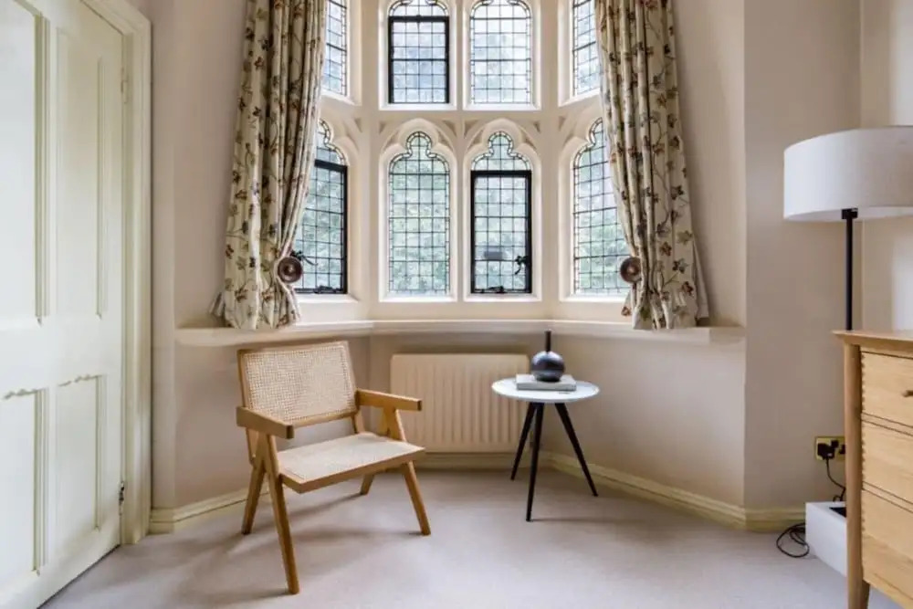 The Woking Wonder - Captivating 3BDR Flat with Parking