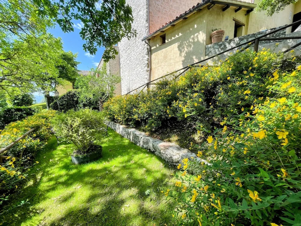 Vicolo - sleeps 5 with air con, wifi, balcony for dining and pool