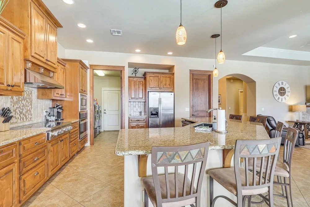 Ultimate Havasu Escape: Spacious 4BR 2 King Suites