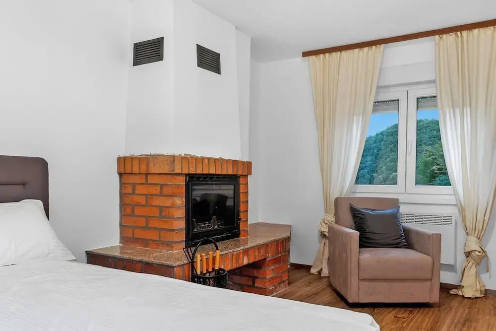 4 - Bedroom House With Hot Tub & Sauna
