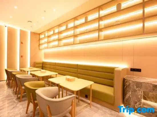 Xinyi International Hotel (Xihongmen Huiju Shopping Center Subway Station)
