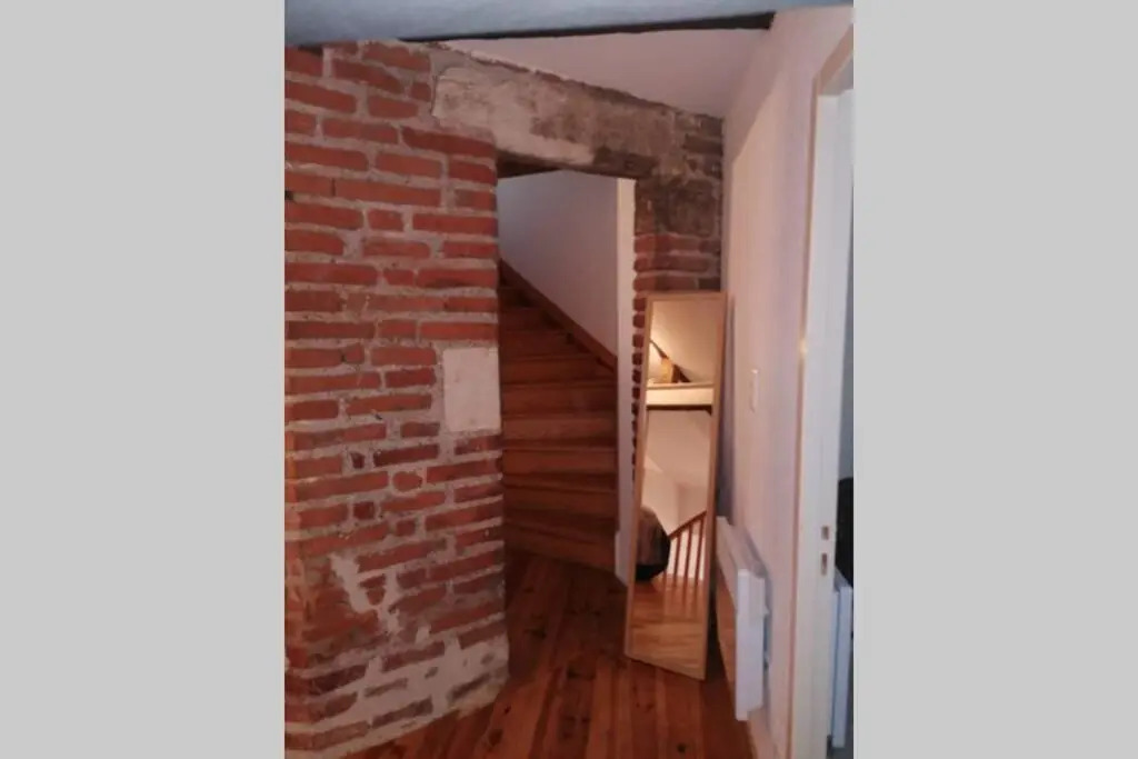 Appartement exceptionnel 4 étoiles hyper centre Albi 65 m2 au 4ème étage sans ascenseur avec une tour du 12ème siècle