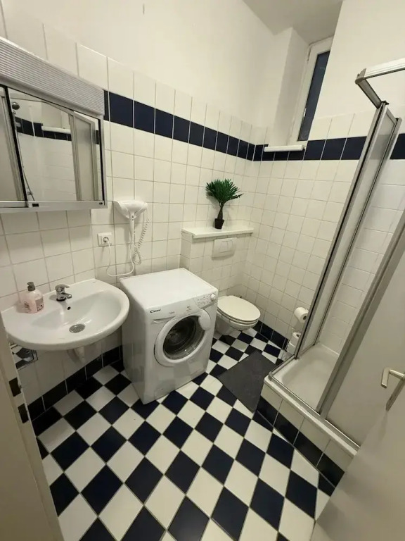 2BR Plus LR Apartment Sleeps 6 Central