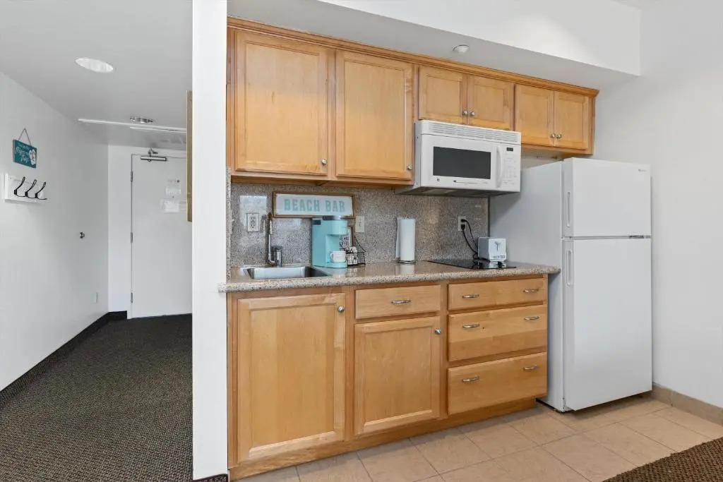 Beach House Inn & Suites