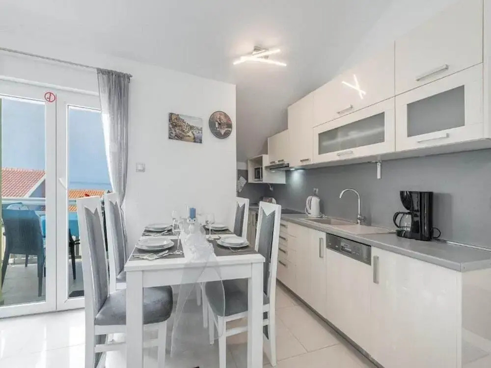 Apartments Zavrelje
