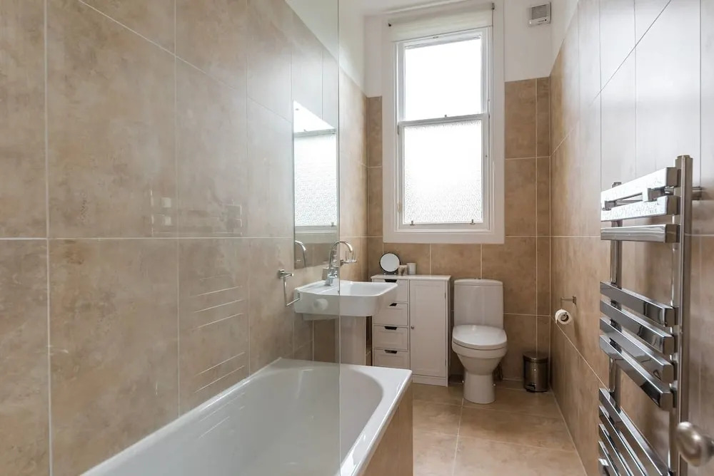 Sleek and Modern 2BR Home Near City Centre