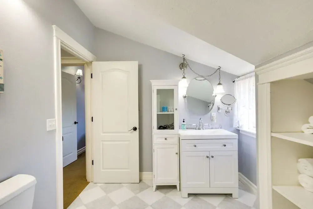 Coastal Lincoln City Home w/ Spacious Deck!