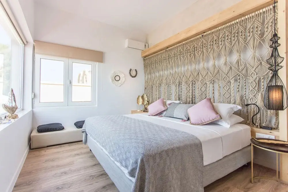 Beachfront Modern Property With 2 Outdoor hot Tubs Only 300m From Restaurants Shops