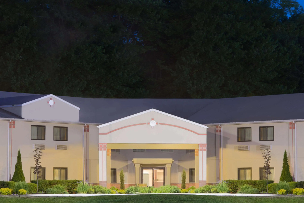 Super 8 by Wyndham Grove City