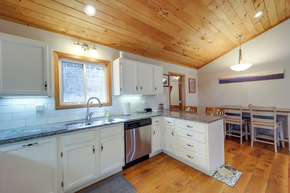 Pet-friendly Cabin w/ Fire Pit in Spruce Pine!