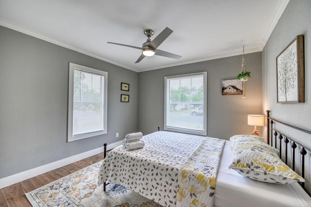 Cozy Cottage 3 min to Dwtn Large Backyard W/grill
