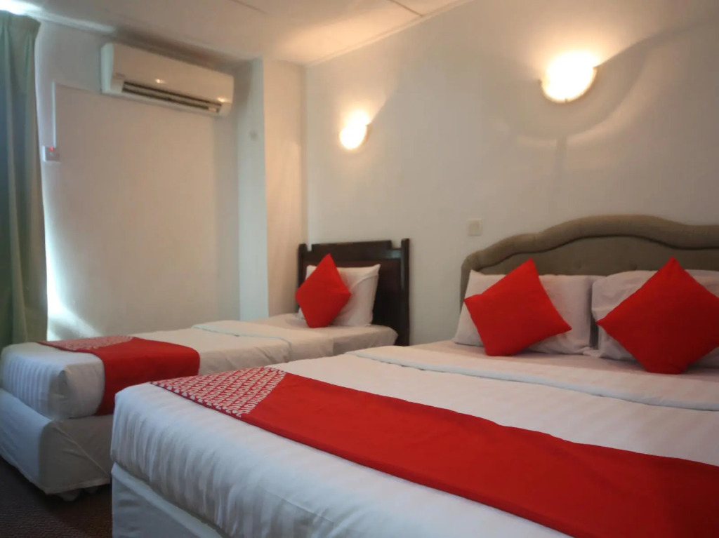OYO 699 Plaza Hotel
