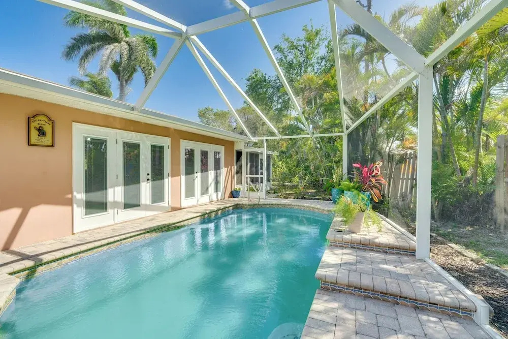 8 Mi to Fort Myers Beach: Poolside Paradise!