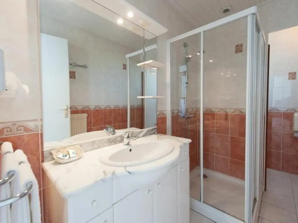 Gite Saint-Urbain, 3 pièces, 4 personnes - FR-1-426-303