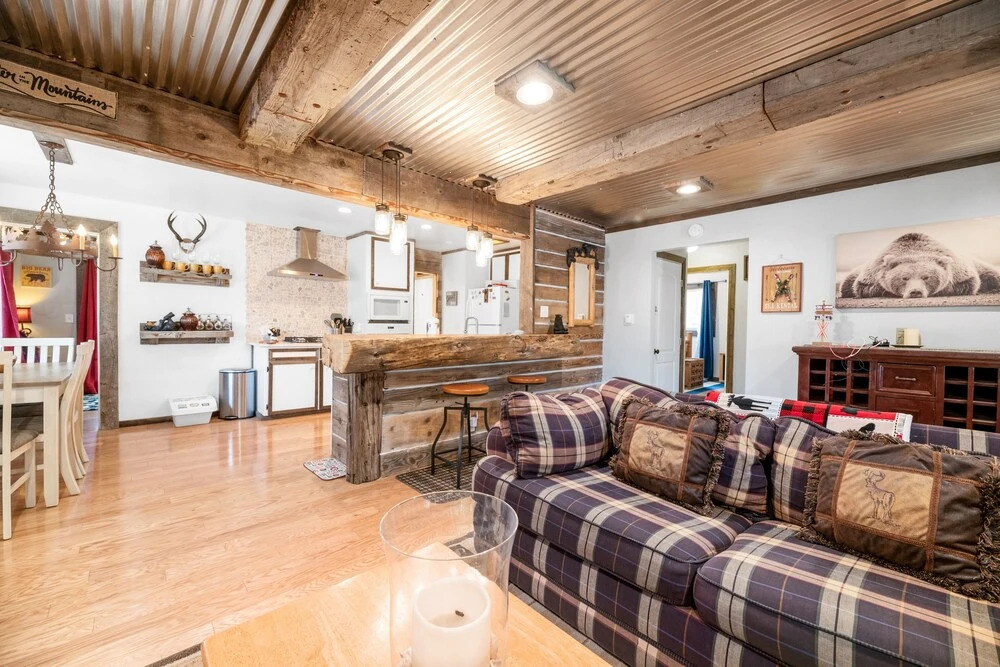 Mountain Time - Comfortable Cabin With Unique And Rustic Look! Ping Pong, Foosball In A Game Room! 3 Bedroom Cabin