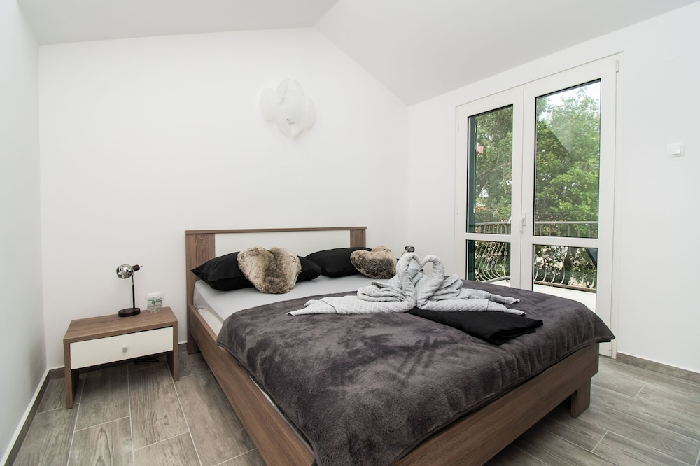 Modern Apartment in Starigrad Paklenica with Barbecue