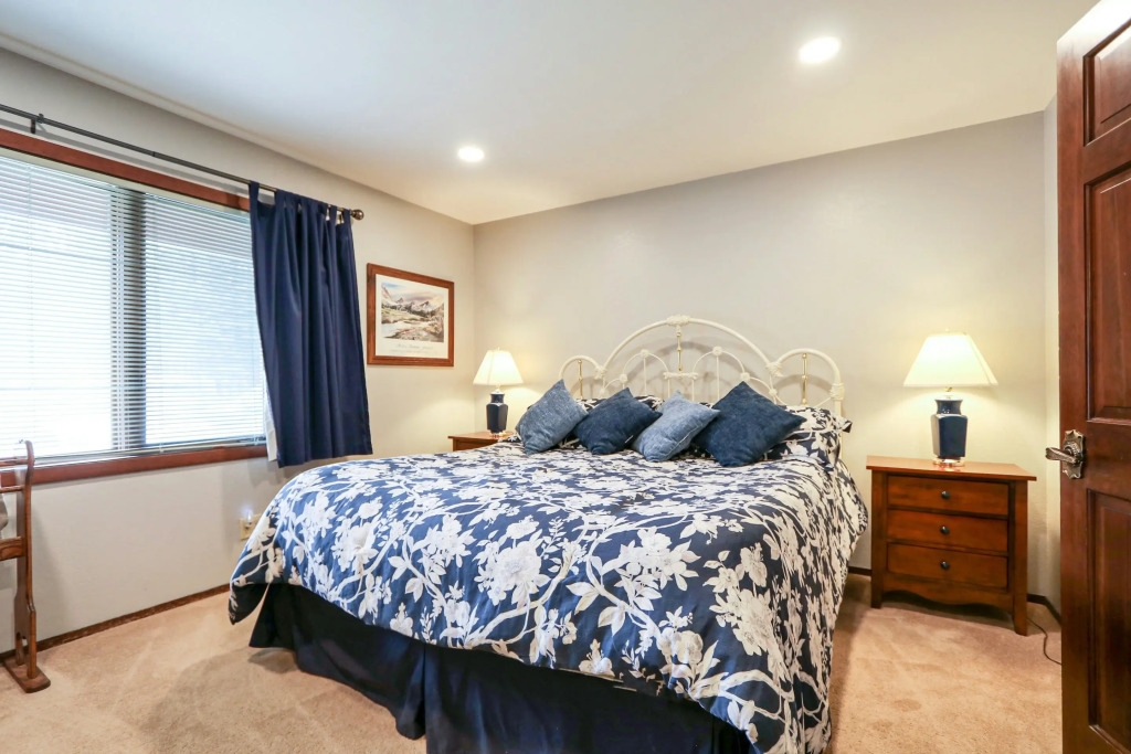 Woodlands #33 Condo