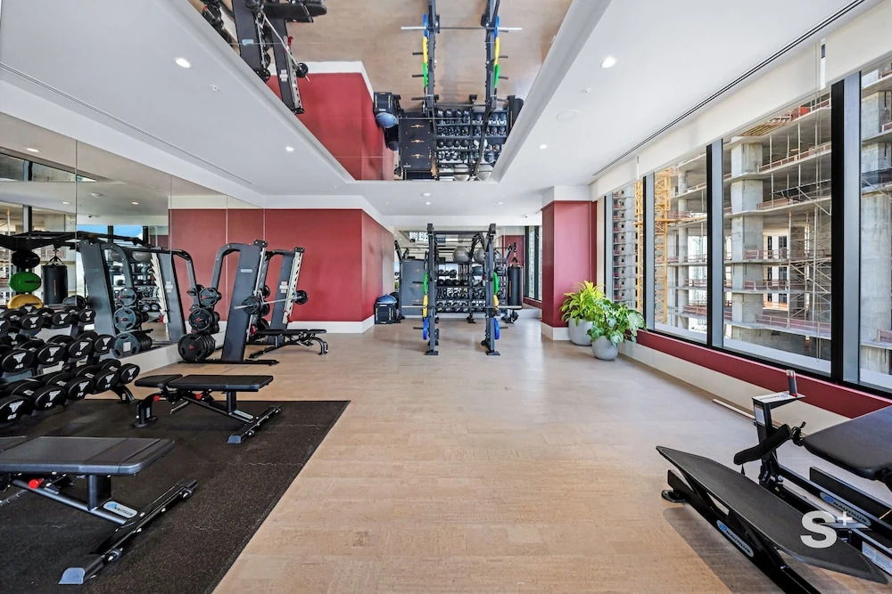 Modern and Cozy 1-BD- Rooftop pool & Gym