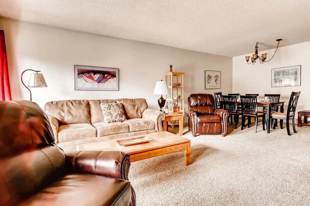 Sawmill Creek Blue Moose Condo: Ski-In, Walk to Main St