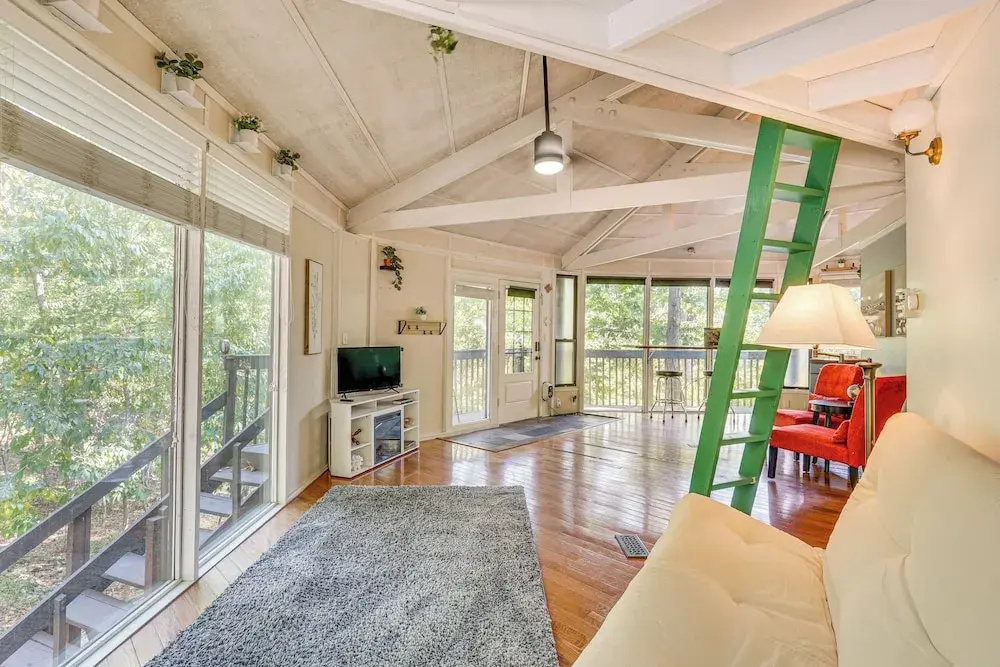 Unique Treehouse Hideaway Near Lake of the Ozarks