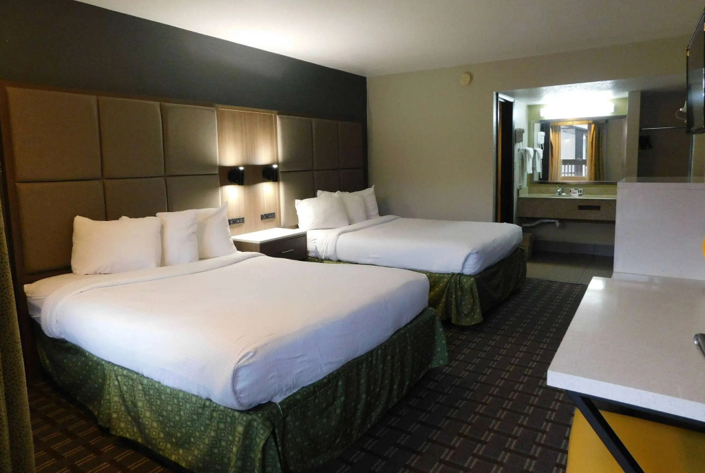 Days Inn & Suites by Wyndham Downtown Gatlinburg Parkway