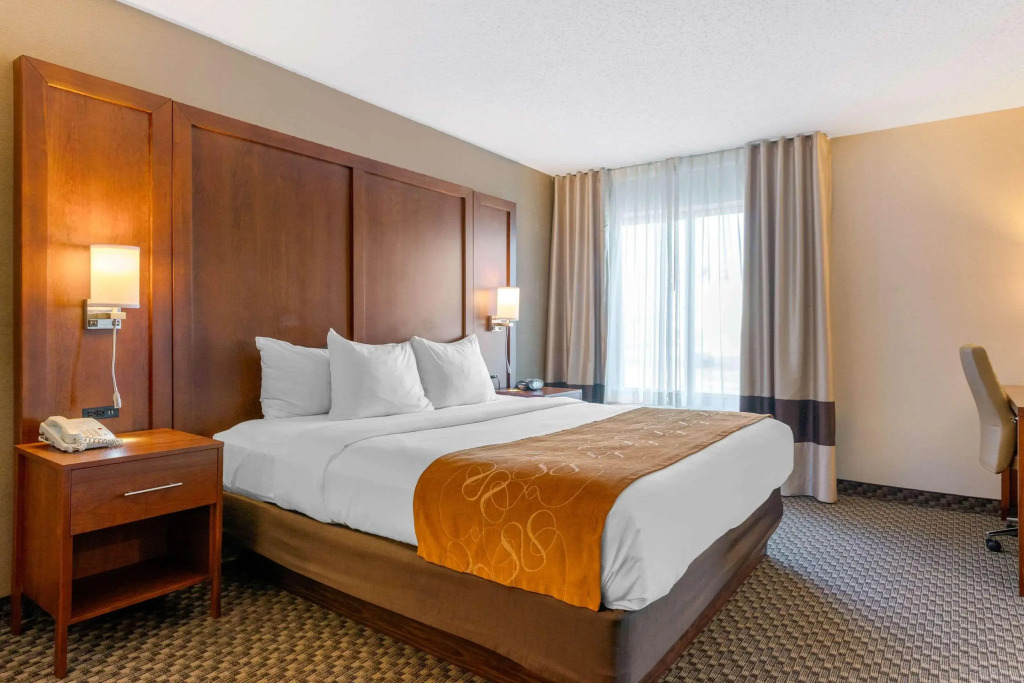 Comfort Suites South Haven near I-96
