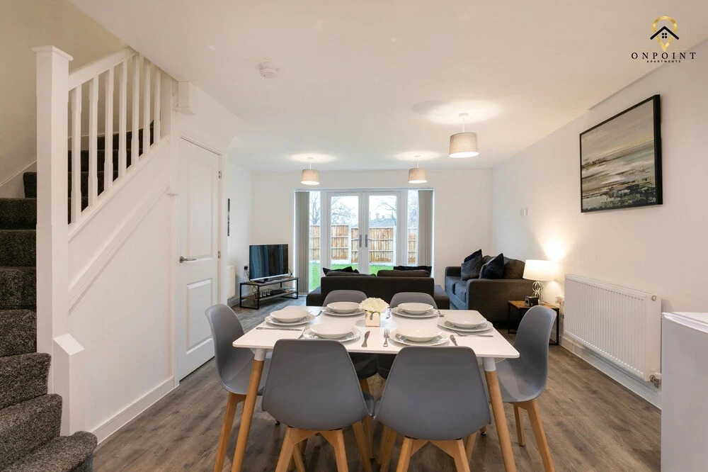 Spacious 3 Bed House with Parking & WiFi