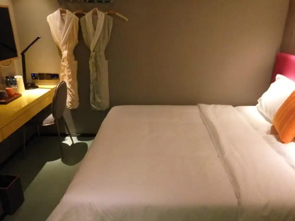 Yantai 90's Light Luxury Hotel