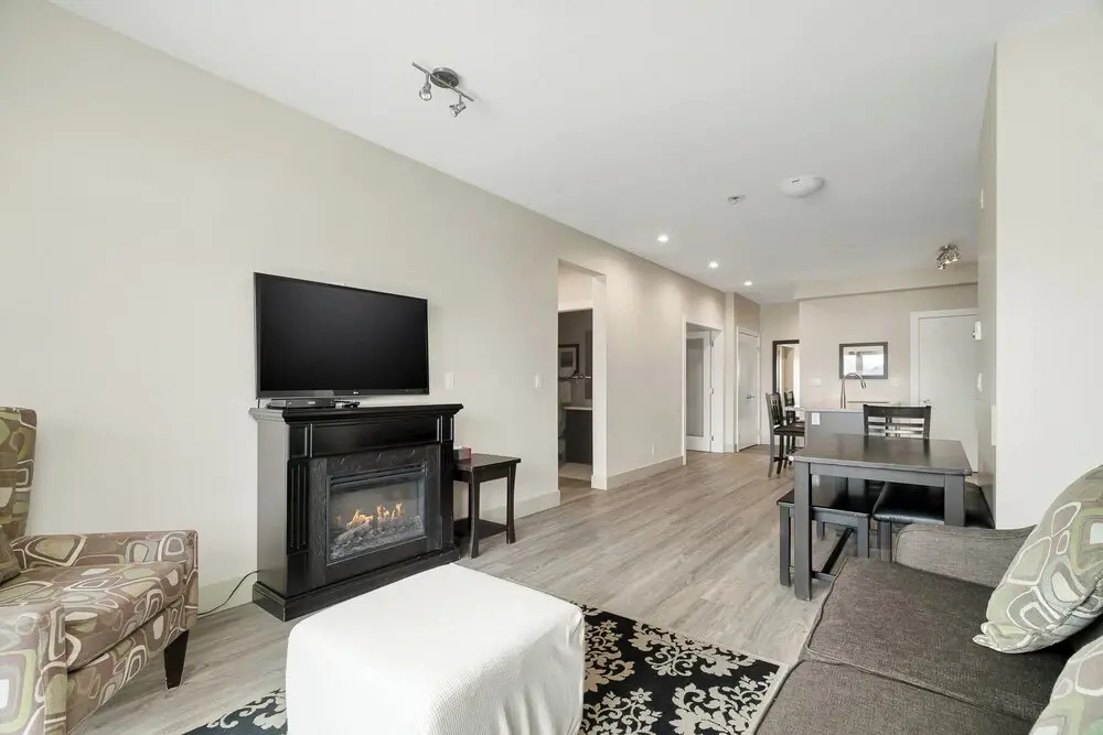Lakefront Lux 2BR Symphony Of Comfort
