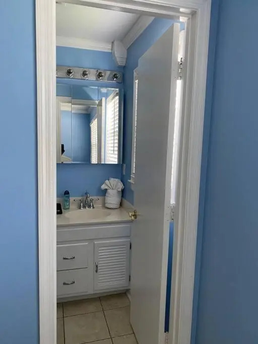 Beach Breeze 3, pet friendly, walking distance to Atlantic Ocean free parking