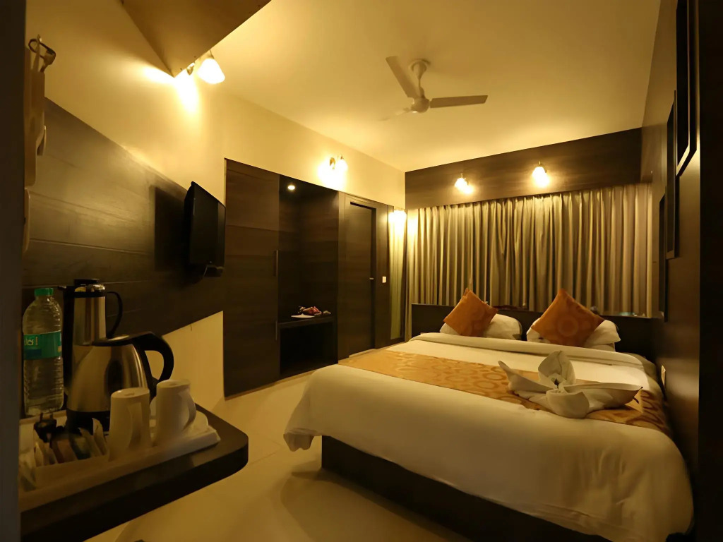 OYO Premium Paltan Bazar