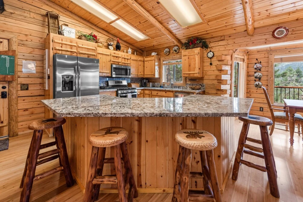 Moon Bear Lodge - Gorgeous Natural Wood Finishes At This Quality Home With Foosball! 3 Bedroom Cabin