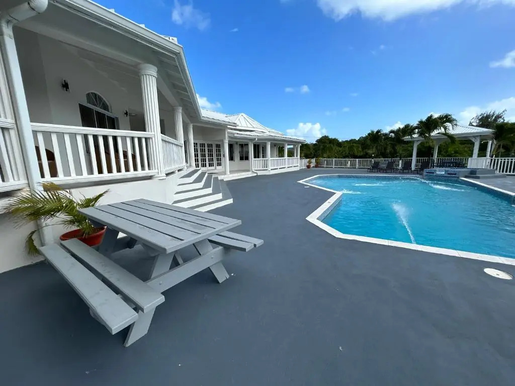 Luxury 5BD Villa - Massive Pool & Outdoor Vibe