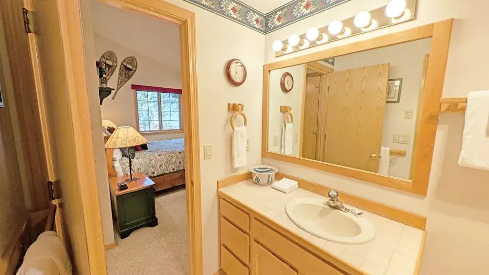 Snowshoe Inn-pyramid Mtn 7 3 Bedroom Home