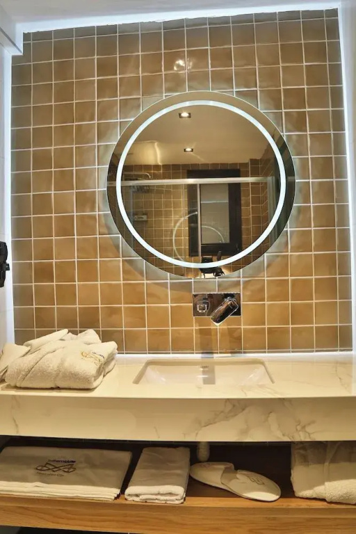 İn The Middle Hotel