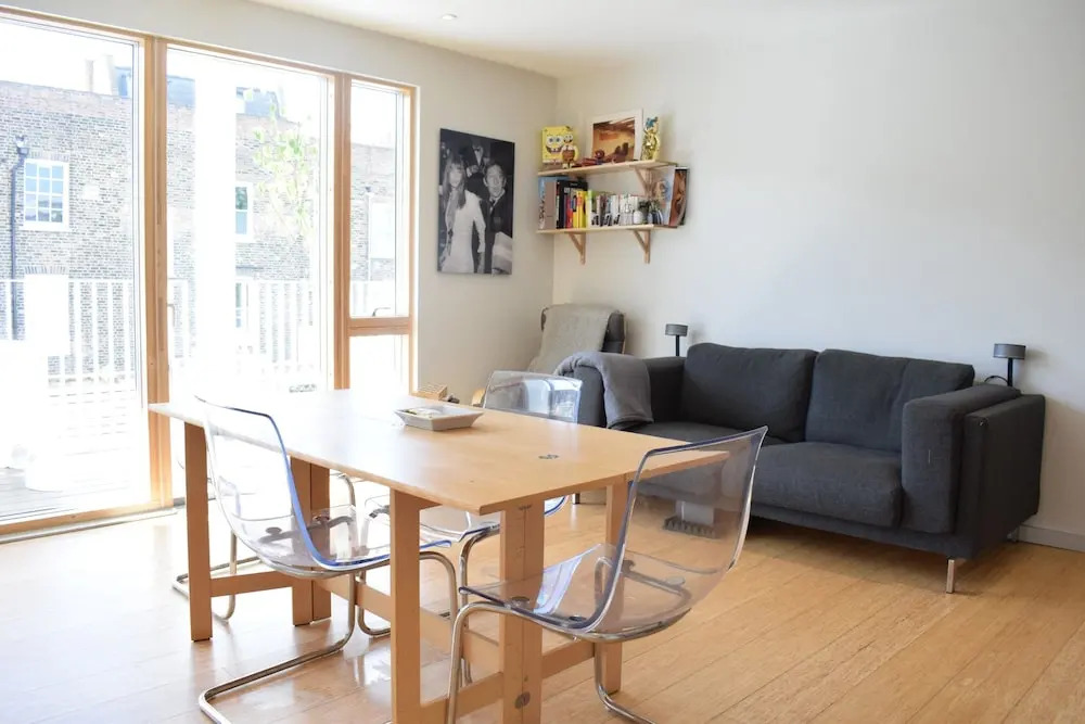 Modern 2 Bedroom Flat With Balcony