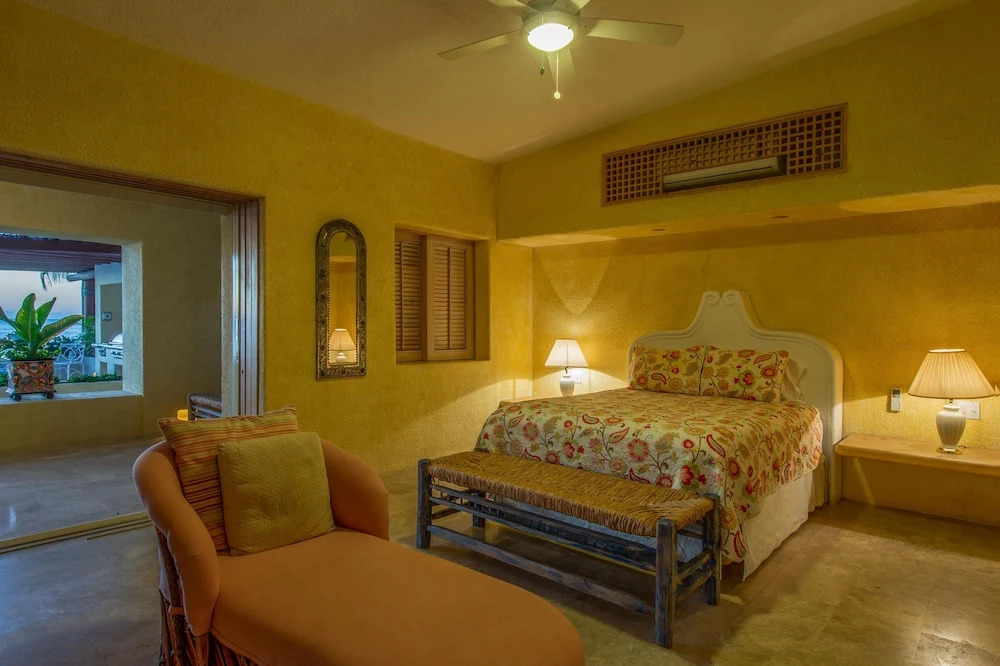 6 Bedroom Beachfront From $1600 per Night: Villa de la Playa