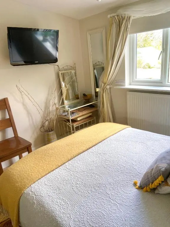 Stunning ANNEXE 1 luxury bedroom, eating area & bathroom only!
