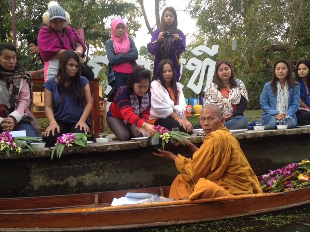 Aioun At Amphawa