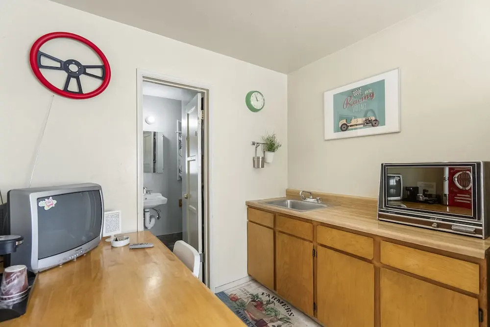 HARRYS MAN CAVE - A Vintage Motel on the Historic 395 route - The New Star Motel Experience