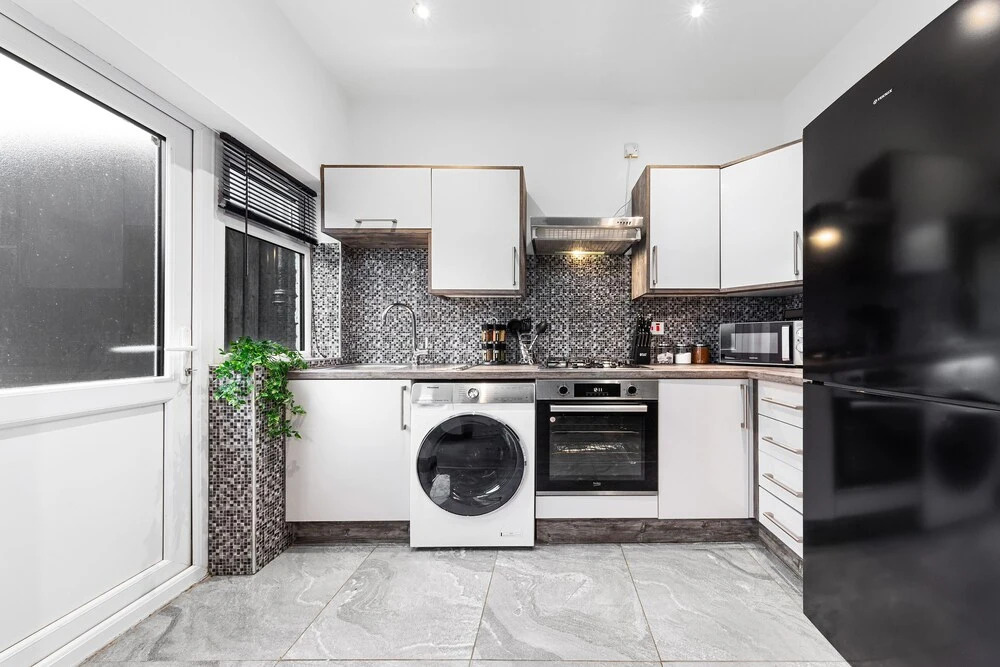 2 Bed Flat - Sleeps 8 - Pets - Parking - Wifi