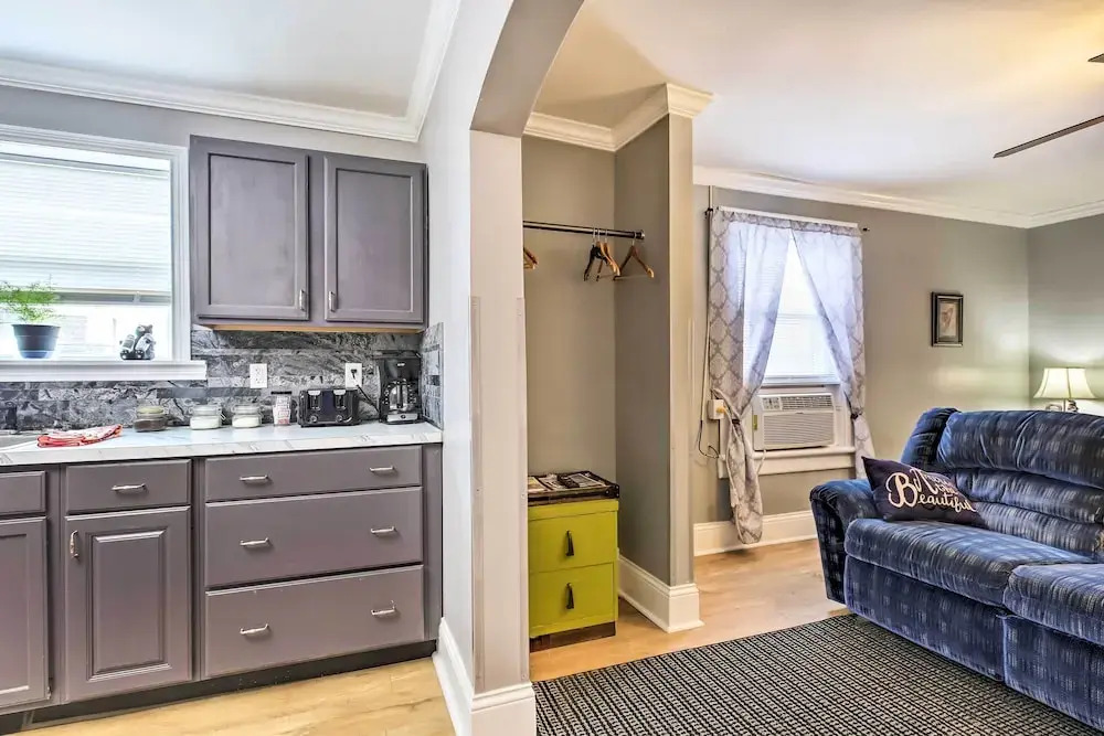 Modern Studio Apartment in Central Williamstown!