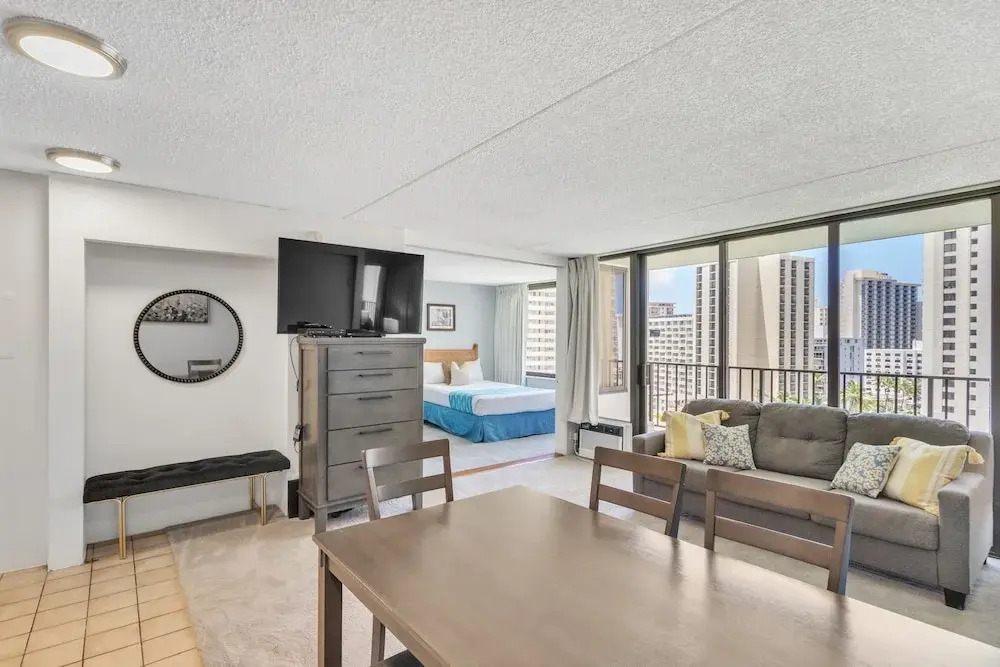 Renovated Waikiki Banyan Condo w/ Pool View, Free parking