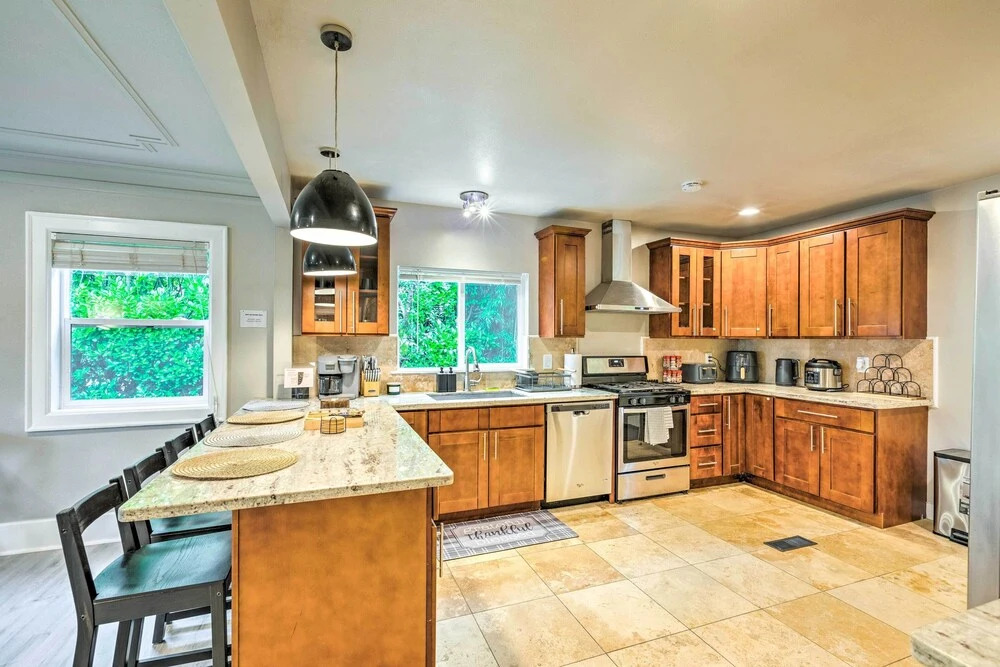 Seattle Home w/ Private Yard ~ 8 Mi to Dtwn!